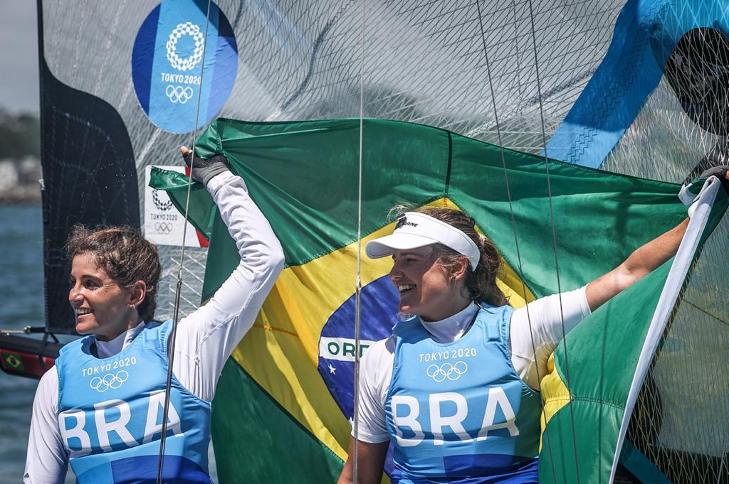Martine Grael e Kahena Kunze conquistam ouro para o Brasil na vela
