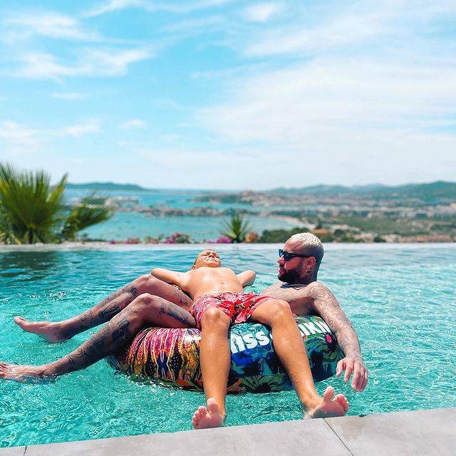 Neymar na piscina com o filho, Davi Lucca.