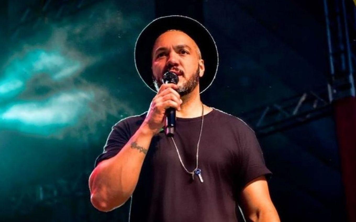 Belo cantando com o microfone na mão