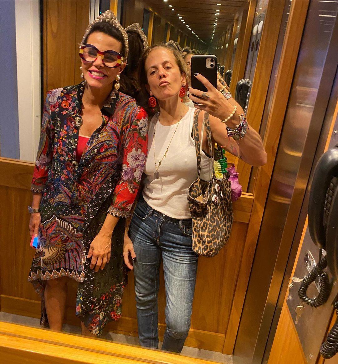 Narcisa e a amiga, Maria Eduarda Mayrinck dentro de um elevador.