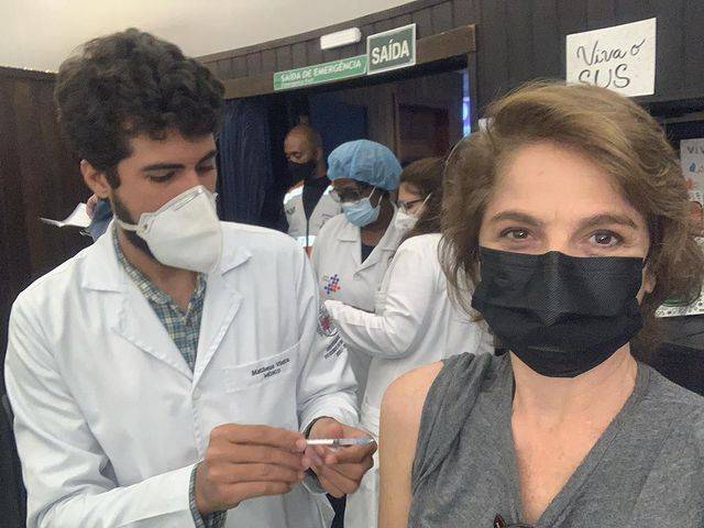 Drica Moraes recebe segunda dose da vacina contra a Covid-19