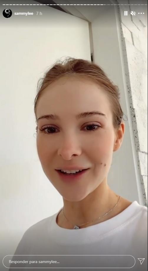 Sammy Lee em publicação nos stories do Instagram. Ela aparece com o cabelo preso e uma camiseta branca. Ela também veste um colar no pescoço.