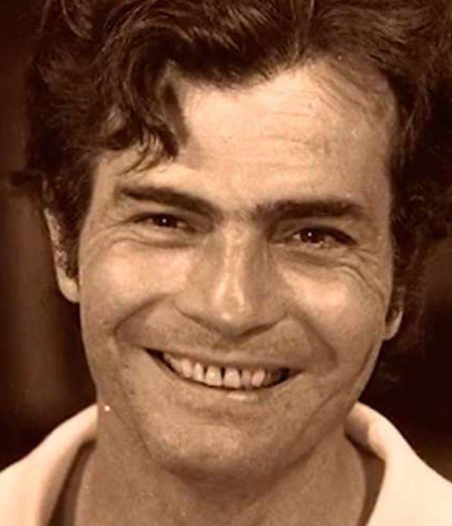 O ator Tarcísio Meira sorrindo para foto.