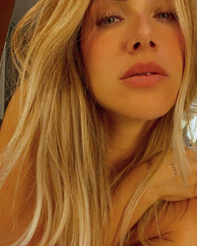 Giovanna Ewbank posa ainda mais loira