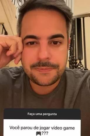 Kaká Diniz em publicação nos stories do Instagram. Ele responde seguidor que responde sobre ele gostar de videogame.