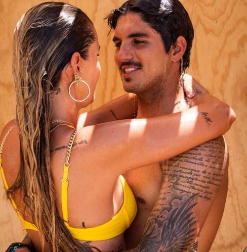 Yasmin Brunet e Gabriel Medina posam abraçados embaixo do chuveiro