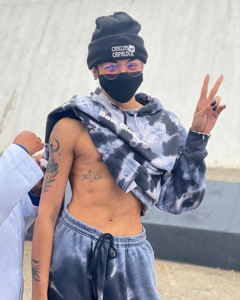 Pabllo Vittar posa após tomar vacina contra a Covid-19