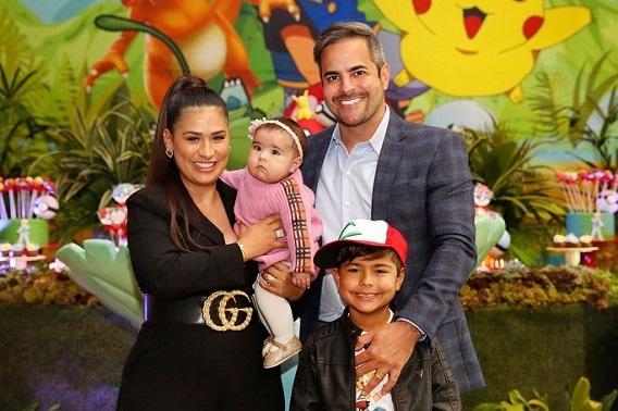 Simone Mendes posa com os filhos e o marido na festinha de aniversário do filho mais velho