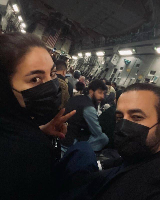 Cantora Aryana Sayeed e o marido, Hasib Sayed, em avião de carga