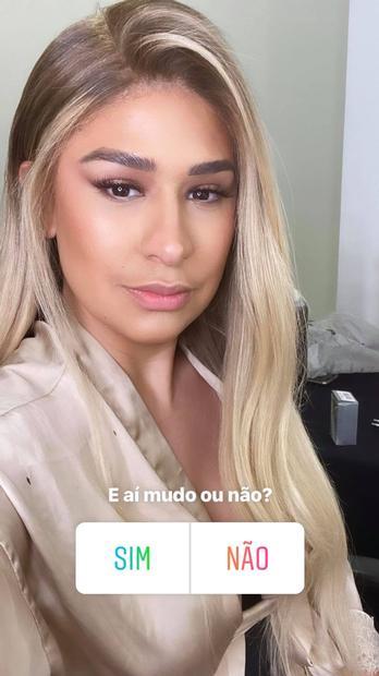 Simone com filtro nos cabelos que deixam a cor loira.