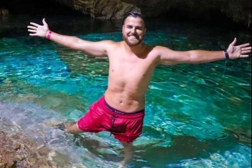 Zé Neto posa em caverna no México e volume em bermuda chama a atenção
