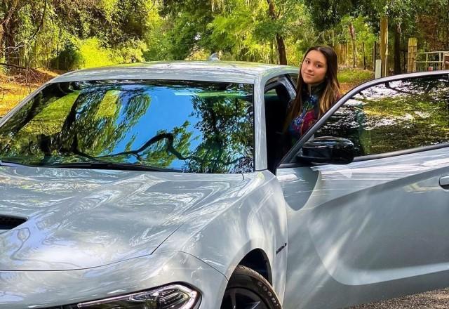 Sofia Liberato posa ao lado do carro Dodge Charger