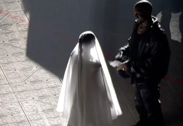 Kim Kardashian aparece vestida de noiva em show do Kanye West