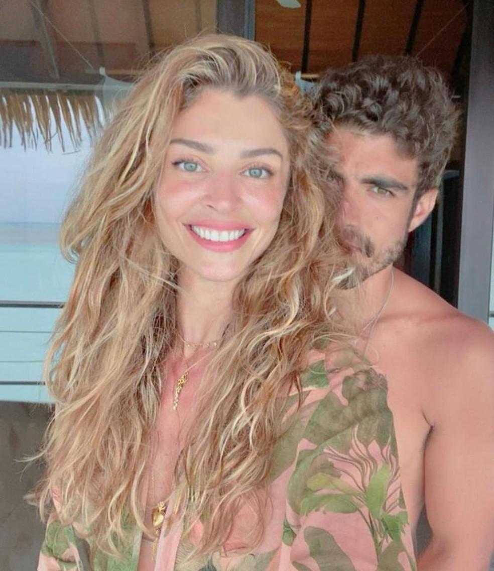 Grazi Massafera e Caio Castro juntos sorrindo para foto.