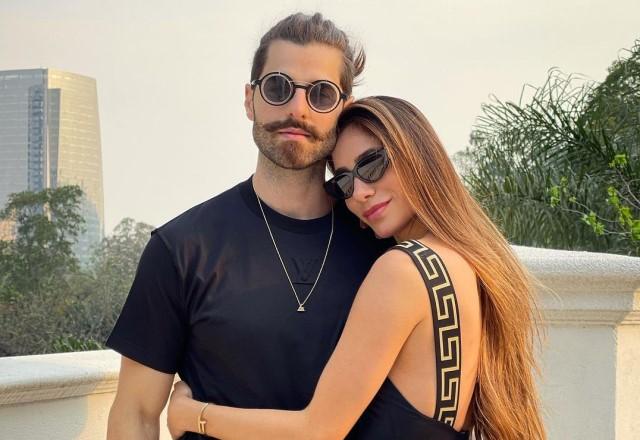 Alok e Romana Novais posam abraçados