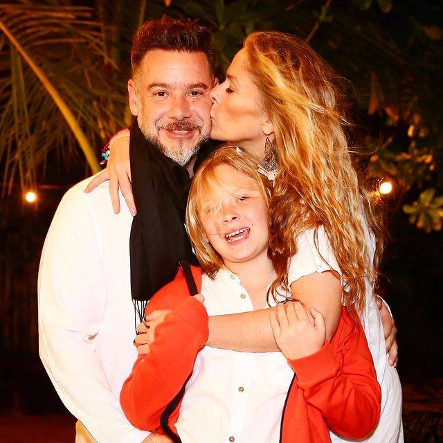 Adriane Galisteu beijando o marido, Alexandre Iodice, e abraçando o filho, Vittório