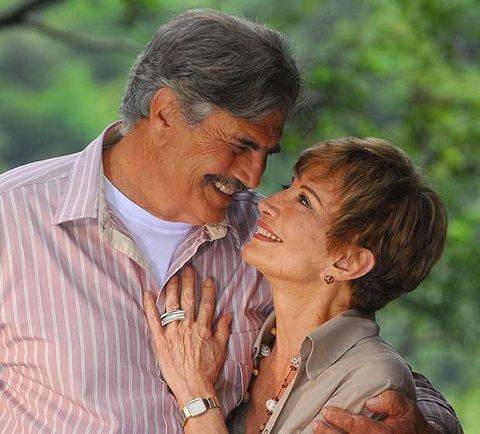 Tarcísio e Glória com olhar de apaixonados