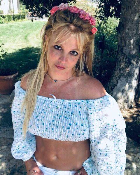 Britney Spears sorri para uma foto em casa