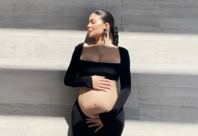 Kylie Jenner exibe barrigão de grávida