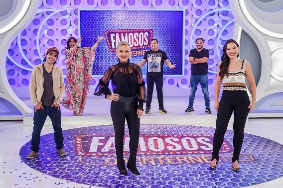 Eliana com os jurados do Famosos da Internet