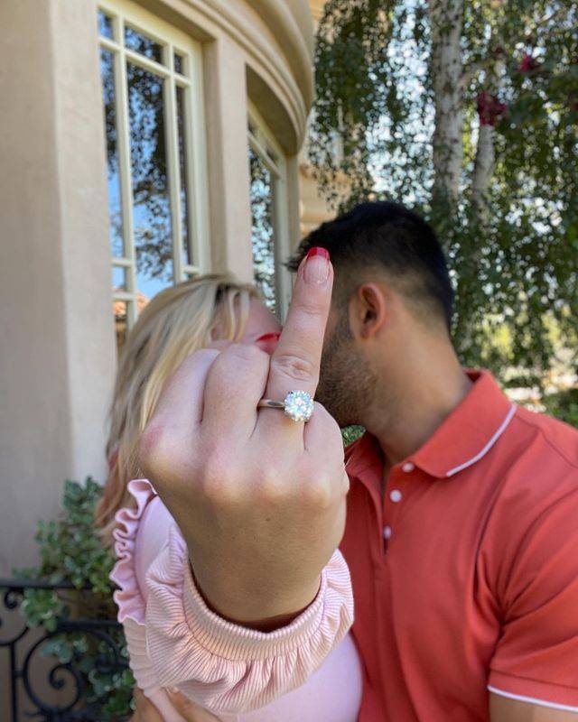 Britney Spears exibe anel de noivado com Sam Asghari 