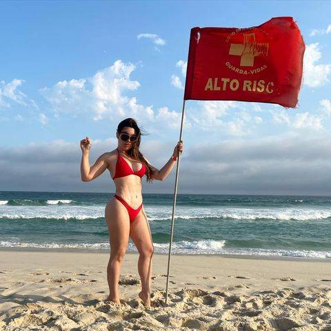 Naiara Azevedo curte dia de praia no RJ 