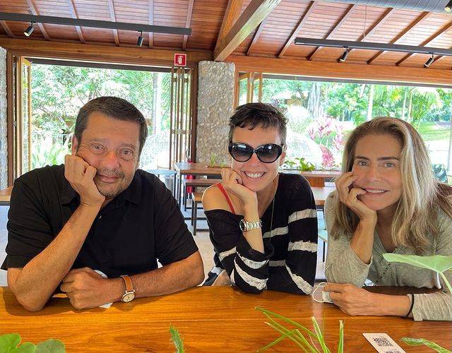 Zé Maurício Machline, Adriana Calcanhotto e Maitê Proença posam lado a lado