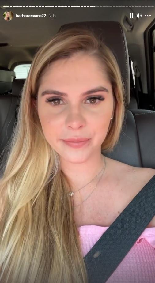 Bárbara Evans gravando stories no carro.