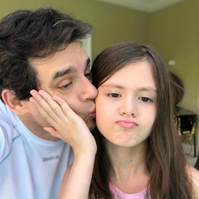 Celso Portiolli beijando a bochecha da filha, Luana