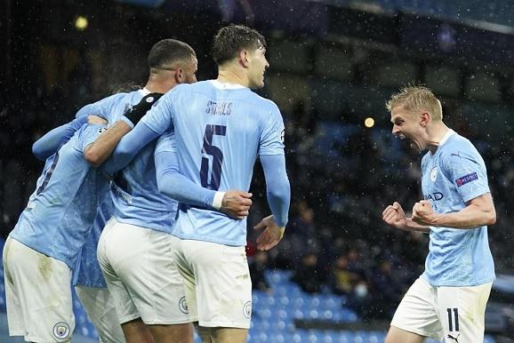 Jogadores do Manchester City comemorando classificação contra o PSG