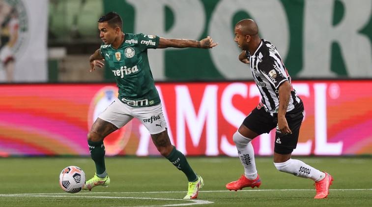 Dudu pelo Palmeiras contra o Atlético-MG
