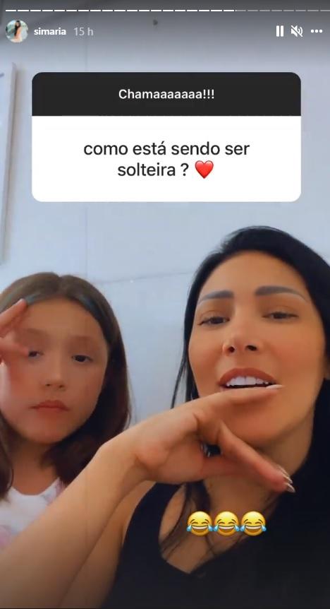 Simaria e a filha respondendo stories no Instagram. Está escrito a pergunta: como está sendo ser solteira? seguida de um emoji de coração.