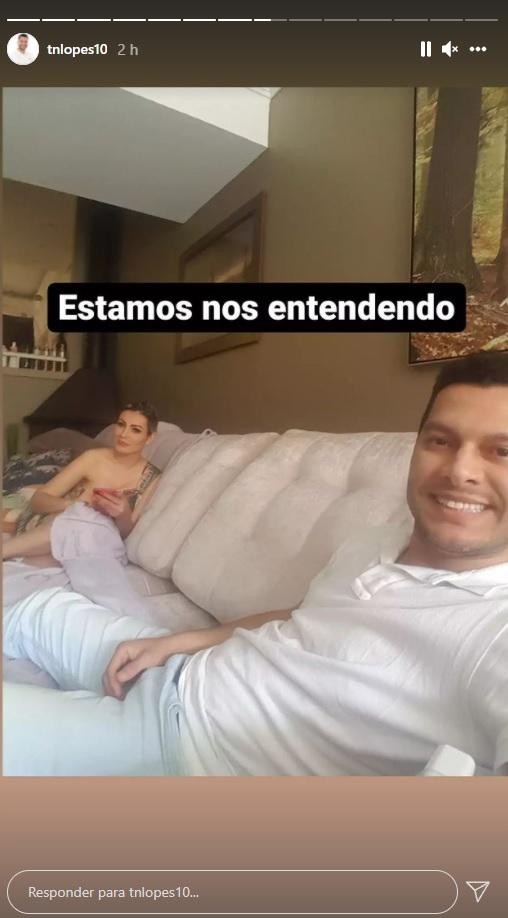 Andressa Urach e Thiago Lopes juntos no sofá.