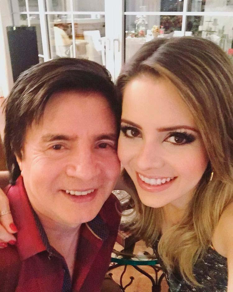 Xororó e Sandy juntos, com rosto coladinho