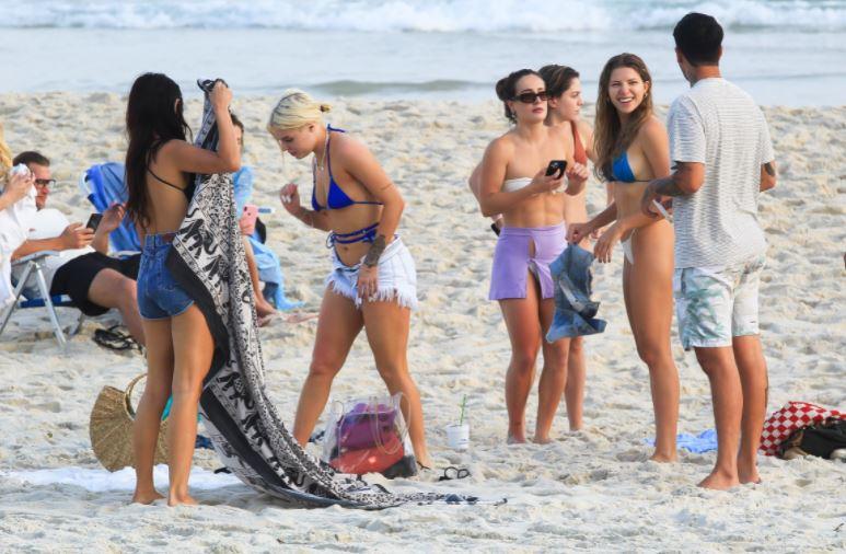 Luísa Sonza e amigos na praia.