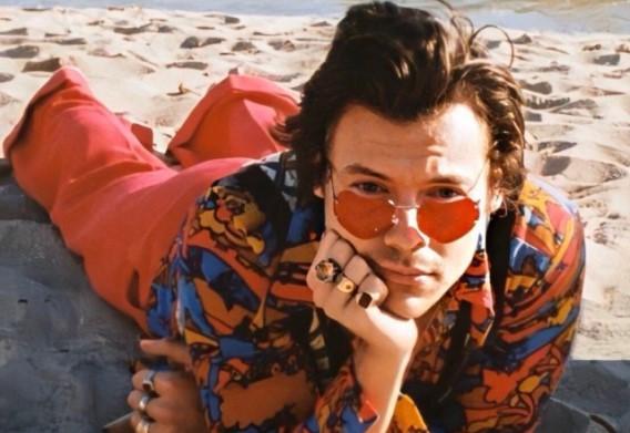 Harry Styles deitado na areia no clipe de Watermelon Sugar