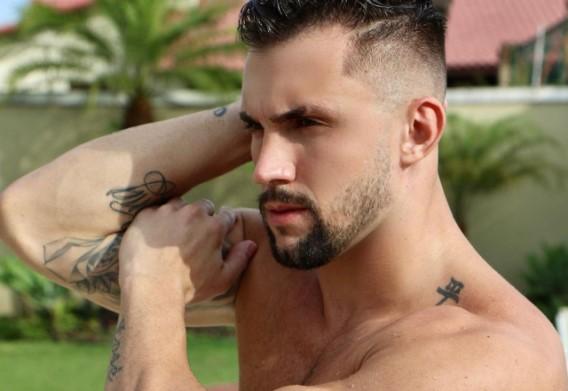 Ex-BBB Arthur Picoli posa sem camisa no Instagram