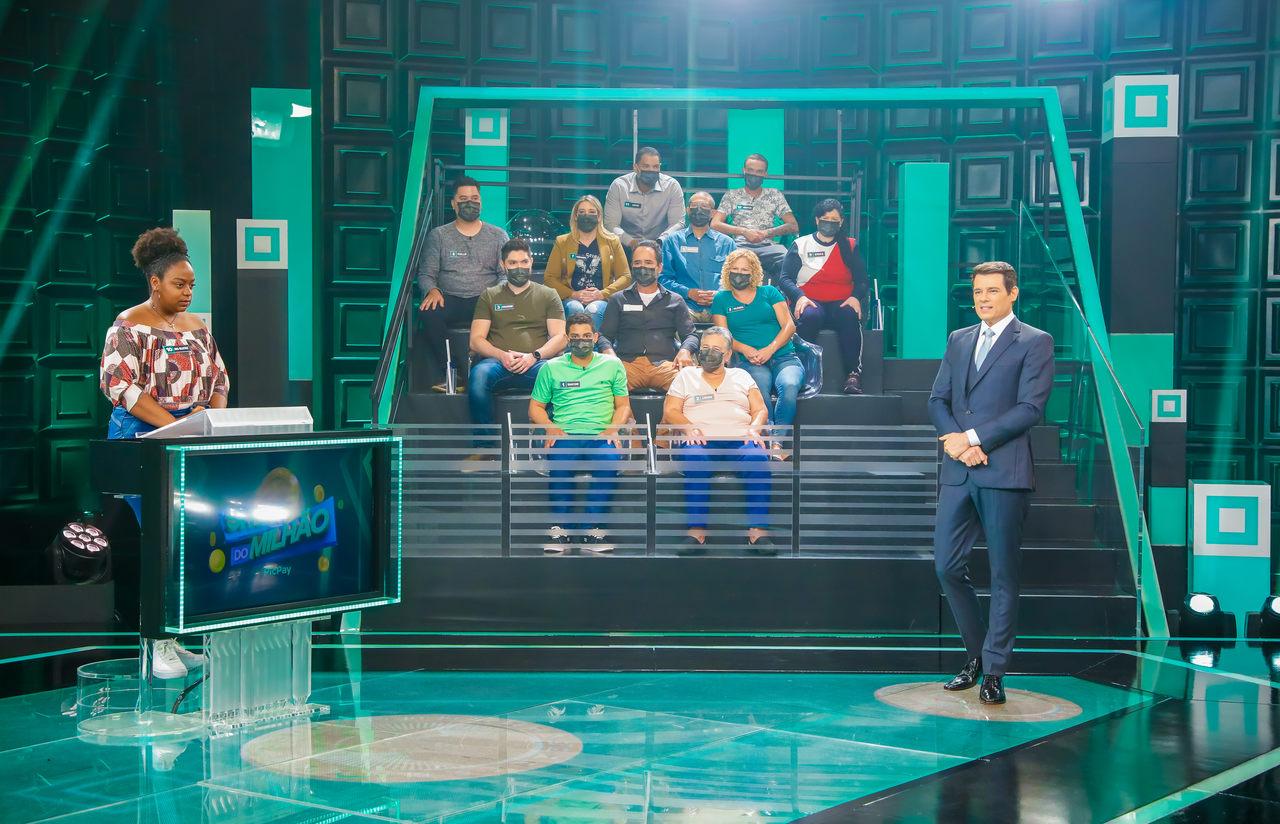 Celso Portiolli e os participantes durante o programa Show do Milhão PicPay