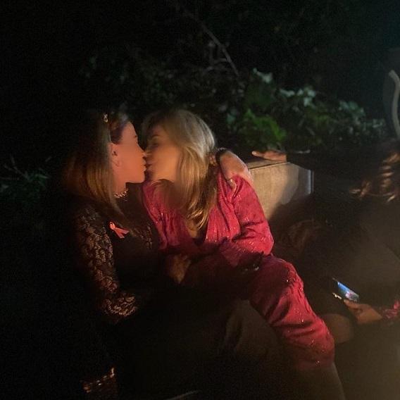 Zilu Camargo beijando uma amiga na boca