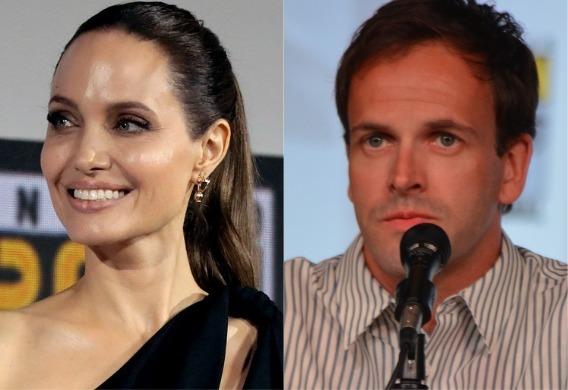 Angelina Jolie à esquerda; Jonny Lee Miller à direita