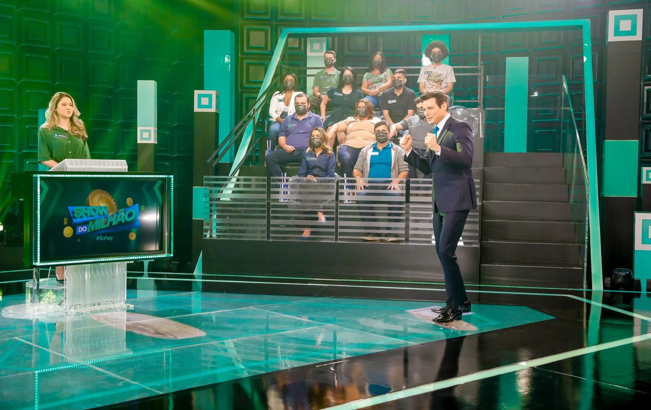 Celso Portiolli e os participantes no palco do Show do Milhão PicPay