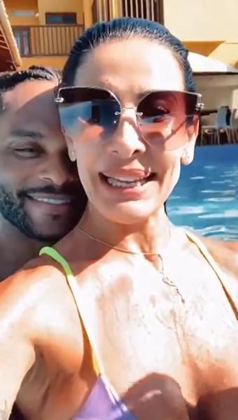 Scheila Carvalho e o marido dentro da piscina.