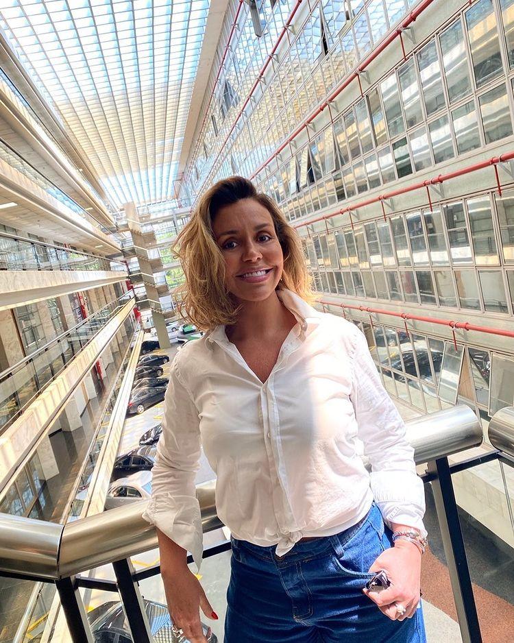 Renata Banhara posando na Assembleia Legislativa de São Paulo