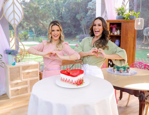 Beca e Nadja posando para foto no Bake Off Brasil