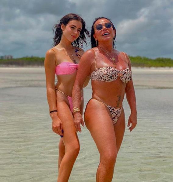 Gretchen Posa Com A Filha De 18 Anos E Beleza Da Dupla Impressiona Sereias Sbt Tv Sbt Tv 2515