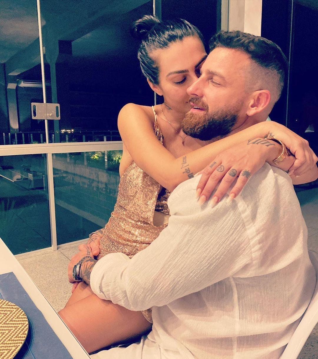 Cleo Pires e o marido Leandro D'Lucca posam para foto