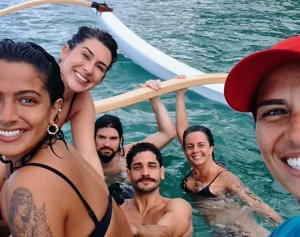 Fernanda paes leme com irmão, namorado e amigos em passeio em Salvador