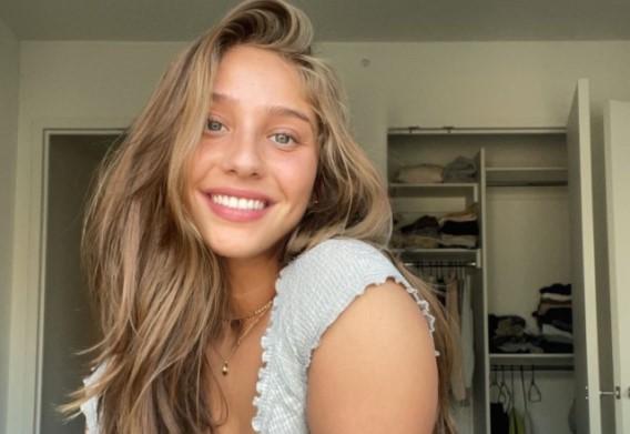 Influenciadora Genie Exum em selfie publicada no Instagram