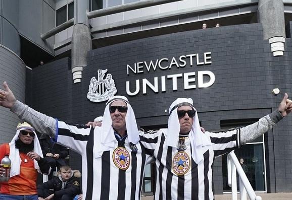 Torcedores do Newcastle vestindo trajes árabes