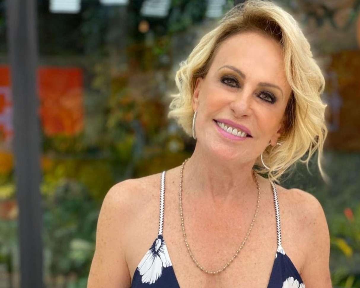 Ana Maria Braga posa sorrindo para foto.